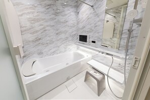 Secadora de cabello, bidet, toallas, jabón 