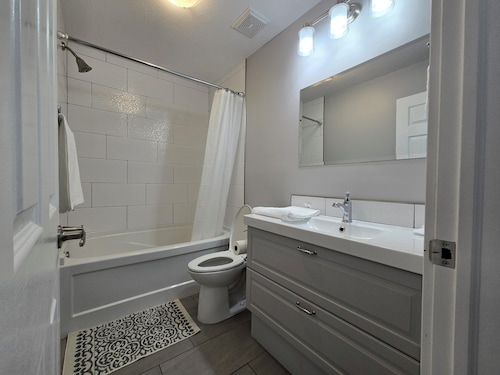 Cozy 1BR Suite | Free Wi-Fi + Netflix | Near Downtown Medicine Hat