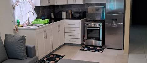 Refrigerador, microondas, horno, placa de cocina