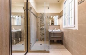 Douche, séchoir à cheveux, serviettes fournies, savon