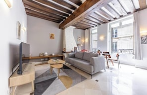 TV - AN EXCELLENT BASE FOR EXPLORATION, JUST STEPS FROM NOTRE DAME & THE SEINE (Paris)