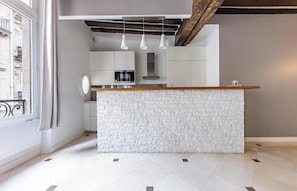 Fridge, microwave, oven, dishwasher - AN EXCELLENT BASE FOR EXPLORATION, JUST STEPS FROM NOTRE DAME & THE SEINE (Paris)