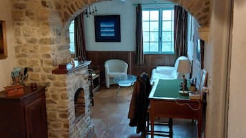 TV connectée, cheminée, livres, imprimantes