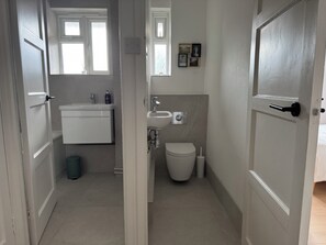 Hiustenkuivaaja, pyyhkeet, saippua, vessapaperi