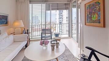 Lägenhet Comfort - utsikt mot staden | Vardagsrum | Platt-tv