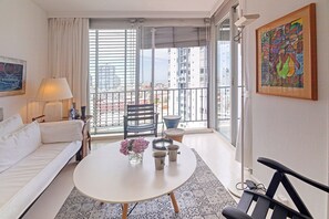 Comfort-Apartment, Stadtblick | Wohnbereich | Flachbildfernseher