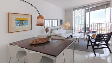 Comfort Apartment, City View | Living area