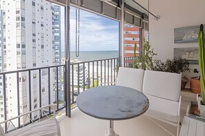 Comfort-Apartment, Stadtblick | Speisen im Freien