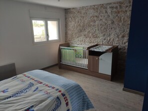 4 chambres, fer et planche à repasser, Wi-Fi, draps fournis