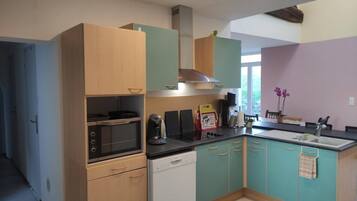 Een koelkast, een magnetron, een oven, een kookplaat