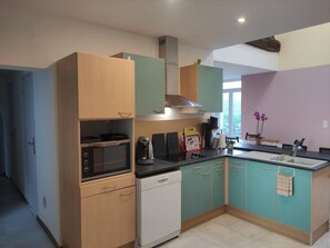 Frigorifero, microonde, forno, piano cottura