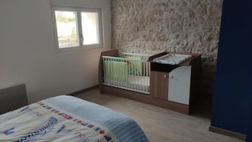 Tabla de planchar con plancha, wifi y ropa de cama
