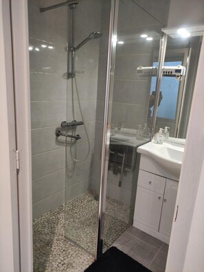 Douche, sèche-cheveux, serviettes fournies