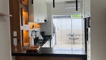 Geladeira, micro-ondas, fogão, cooktop