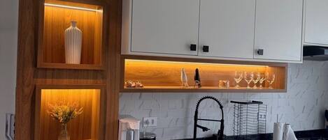 Køleskab, mikrobølgeovn, ovn, kogeplade