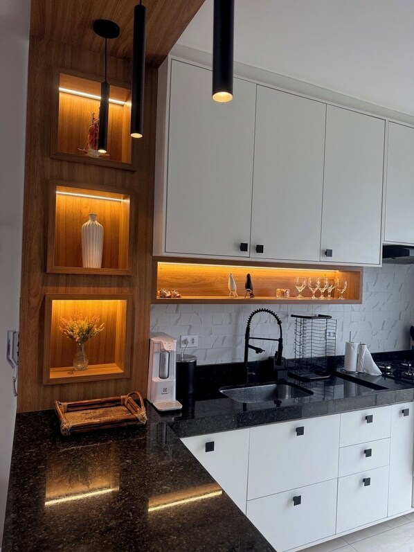 Frigorífic, microones, forn i placa de cuina 