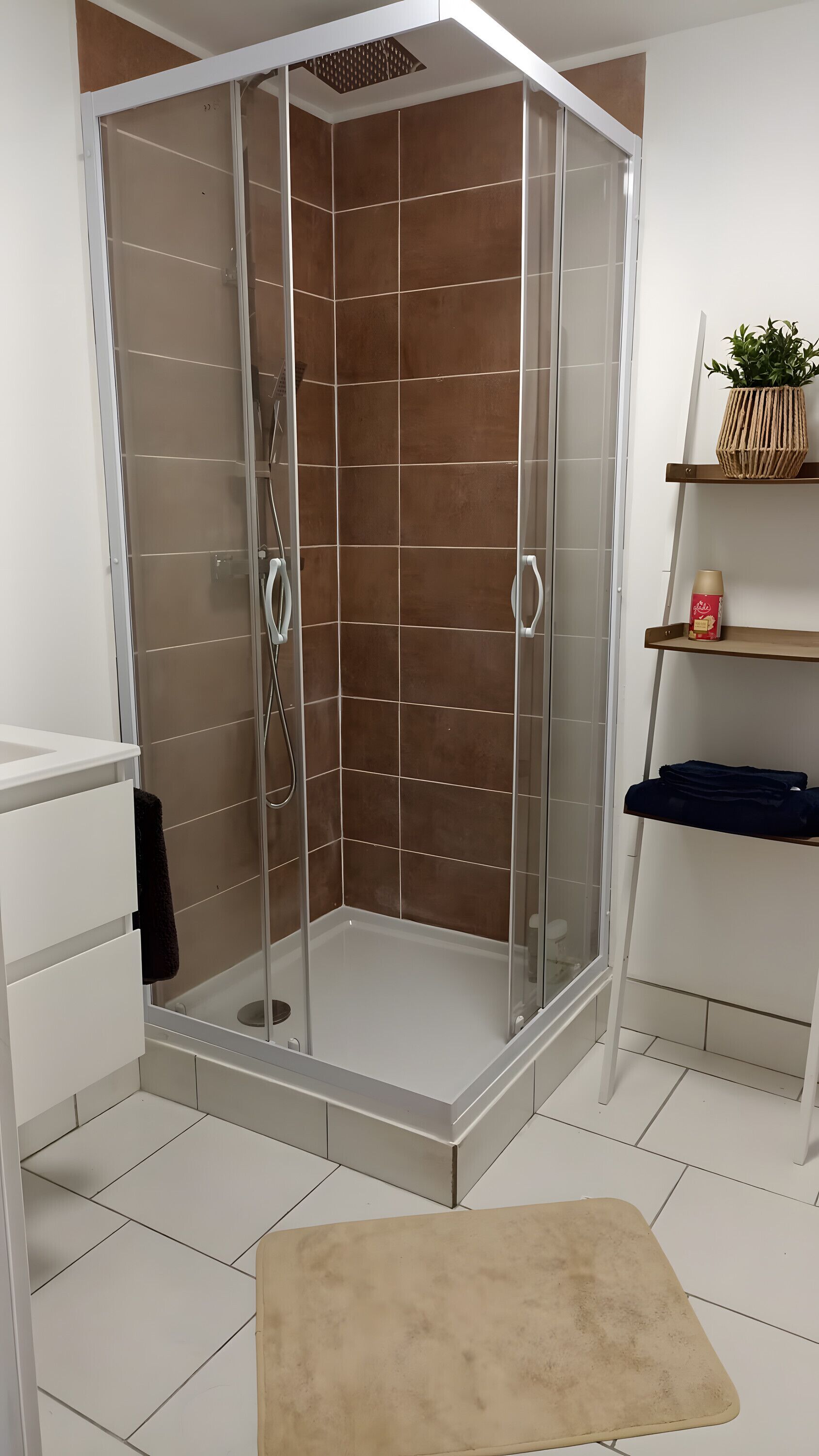 Een douche, handdoeken