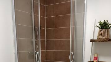 Douche, serviettes fournies