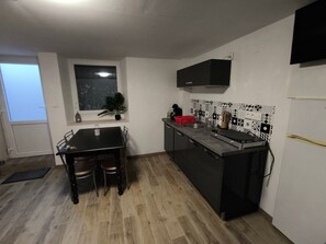 Een koelkast, een magnetron, een koffiezetapparaat/waterkoker
