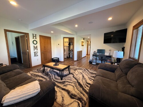 Pet Friendly Fully Furnished Modern 1-Bedroom Oasis with Private Outdoor Retreat