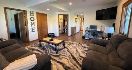 Pet Friendly Fully Furnished Modern 1-Bedroom Oasis with Private Outdoor Retreat