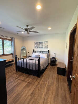 1 bedroom, in-room safe, desk, iron/ironing board