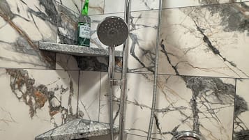 Douche, sèche-cheveux, serviettes fournies, savon