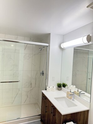 Dusche, Haartrockner, Handtücher, Seife