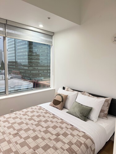 Ample 2-Bedroom with City Views Downtown