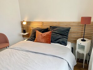 1 habitación, tabla de planchar con plancha, wifi y ropa de cama