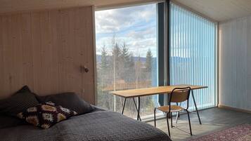 5 bedrooms, iron/ironing board, WiFi, bed sheets