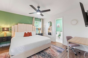 House | 4 bedrooms, desk