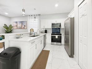 Four à micro-ondes, un four, surface de cuisson, lave-vaisselle