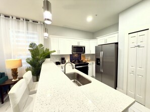 Microwave, oven, stovetop, dishwasher - 2-bedroom Condo in Cape Coral with King Bed (Cape Coral)