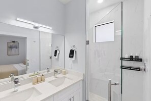 Shower, hair dryer, towels, soap - 2-bedroom Condo in Cape Coral with King Bed (Cape Coral)