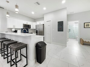 Microondas, horno, parrilla de estufa y lavavajillas 