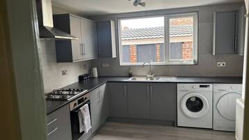 House, 4 Bedrooms, Smoking, Balcony | Laundry