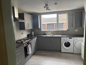 House, 4 Bedrooms, Smoking, Balcony | Laundry