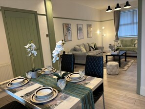 Hus, 4 soverom, røyk, balkong | Spisestue