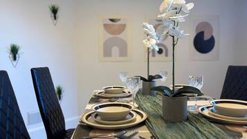 House, 4 Bedrooms, Smoking, Balcony | Dining room