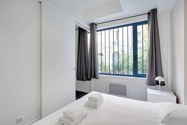 شقة | 1 غرفة نوم ومساحة عمل للكمبيوتر المحمول ومكواة/لوح كي وملاءات أسرّة