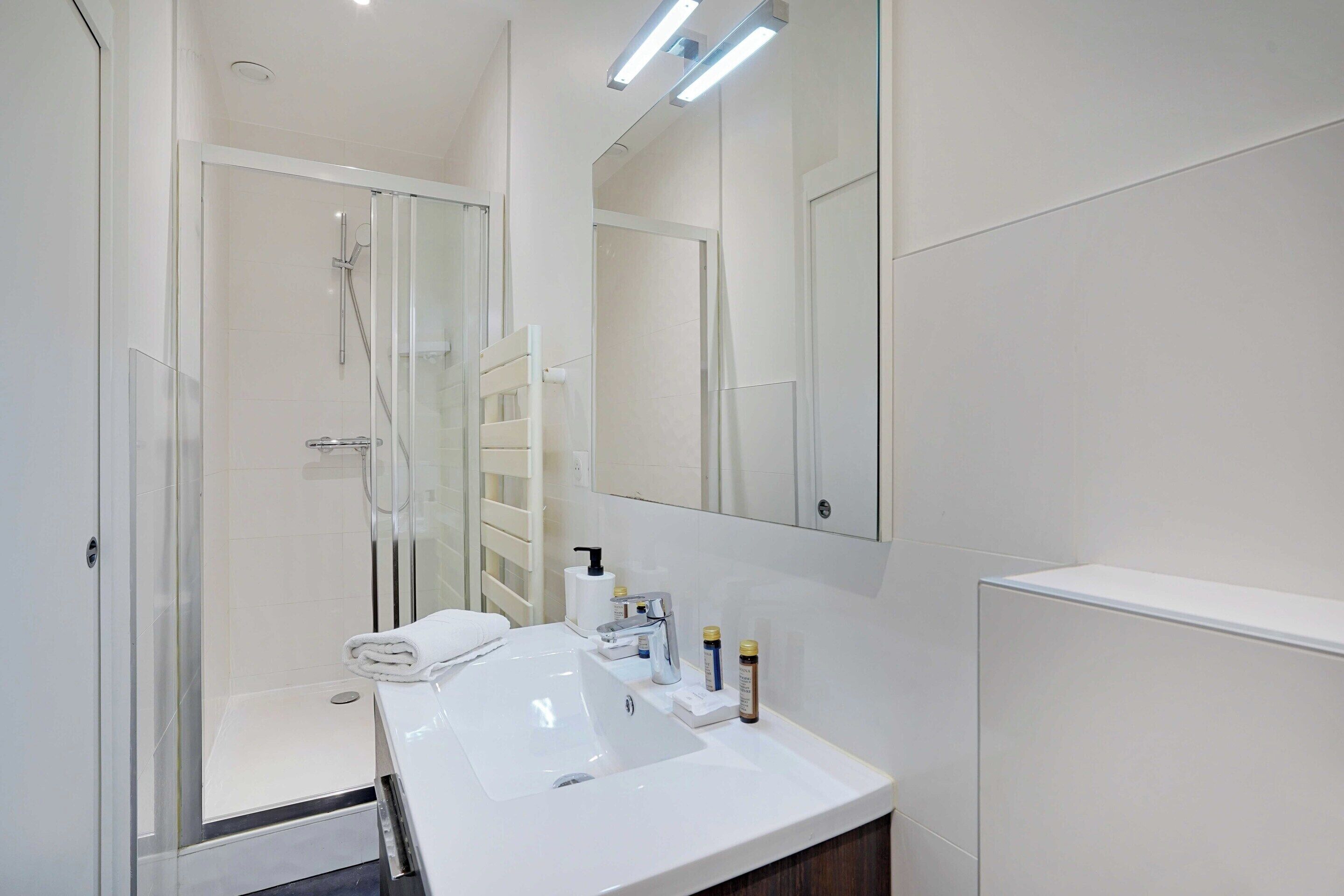 Apartment | Bathroom | Hair dryer, towels