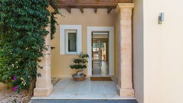 تفاصيل الفندق من الخارج