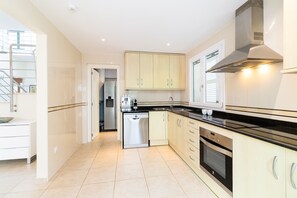 ثلاجة، ميكروويف، فرن، غسالة أطباق