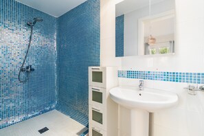 Dusche, Haartrockner, Handtücher