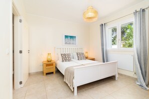 4 quartos, Wi-Fi de cortesia, roupa de cama