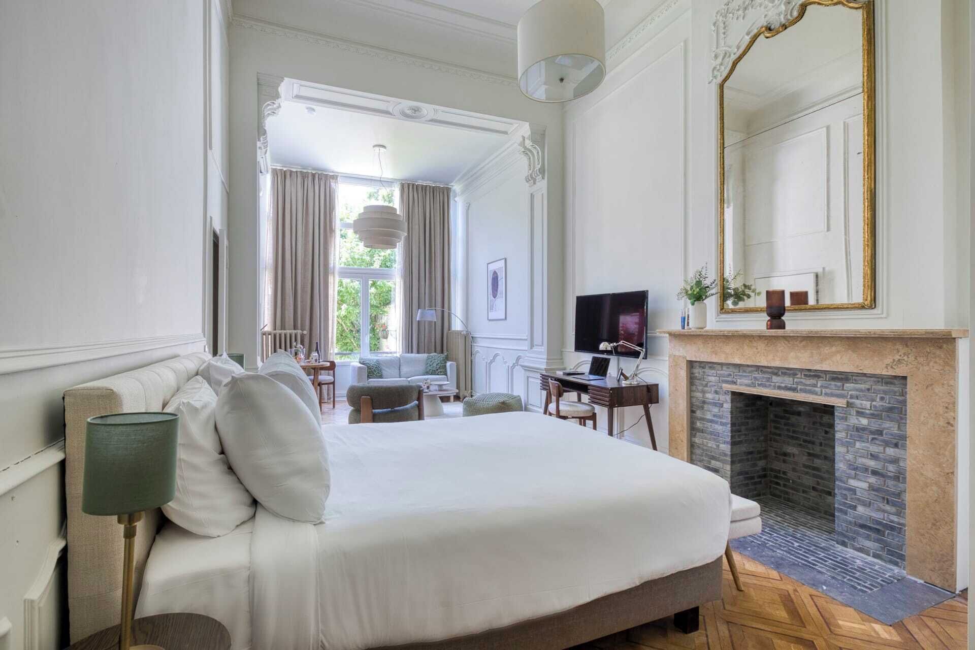 Tabla de planchar con plancha, wifi gratis y ropa de cama 