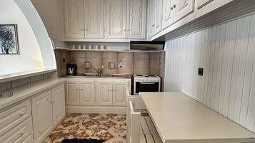 Kühlschrank, Ofen, Herdplatte, Kochgeschirr/Geschirr/Besteck