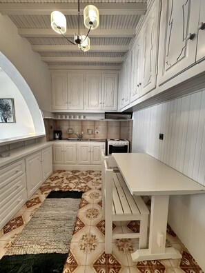 Fridge, oven, stovetop, cookware/dishes/utensils