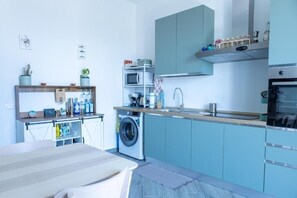 Réfrigérateur, four à micro-ondes, un four, surface de cuisson